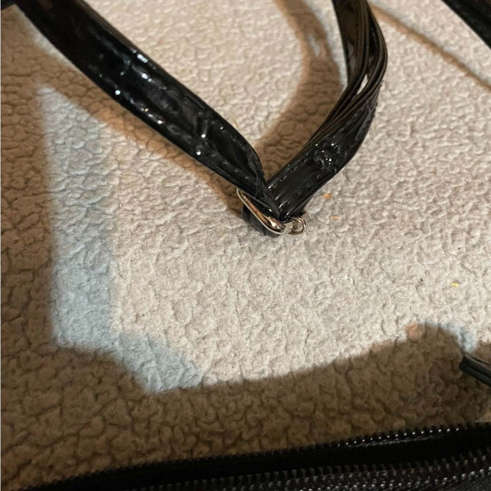 Elegant Black Crocodile-Embossed Crossbody Bag - Picture 2 of 6